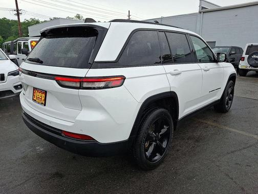 Bright White Clearcoat 2023 Jeep Grand Cherokee Altitude