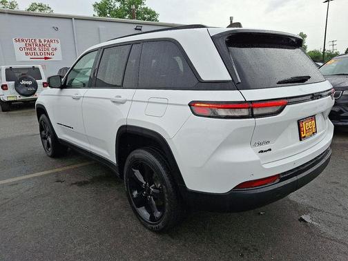 Bright White Clearcoat 2023 Jeep Grand Cherokee Altitude