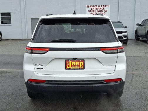 Bright White Clearcoat 2023 Jeep Grand Cherokee Altitude