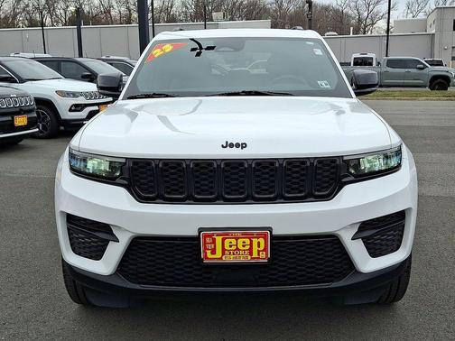 Bright White Clearcoat 2023 Jeep Grand Cherokee Altitude