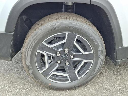 Silver Zynith Clearcoat 2026 Jeep Cherokee Laredo 4x4