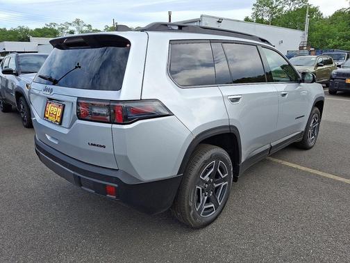Silver Zynith Clearcoat 2026 Jeep Cherokee Laredo 4x4