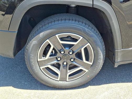 Diamond Black Crystal Pearlcoat 2026 Jeep Cherokee Laredo 4x4