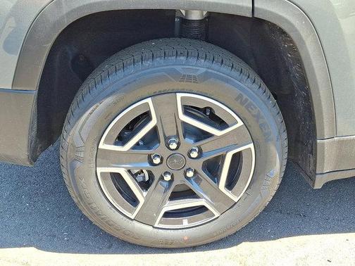 Sting-Gray Clearcoat 2026 Jeep Cherokee Laredo 4x4