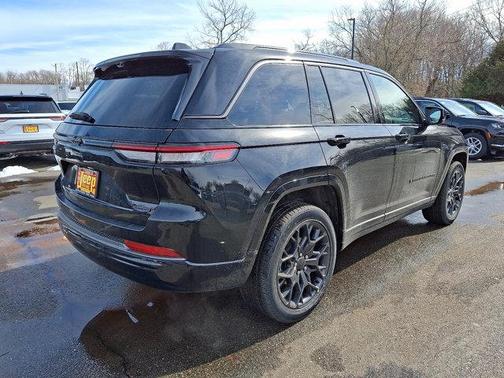 diamond black crystal pearlcoat 2026 Jeep Grand Cherokee Summit