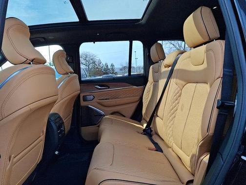 diamond black crystal pearlcoat 2026 Jeep Grand Cherokee Summit