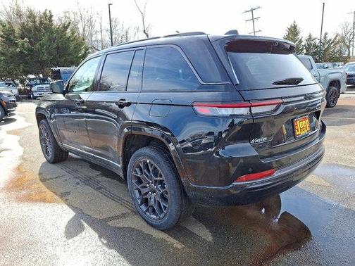 diamond black crystal pearlcoat 2026 Jeep Grand Cherokee Summit