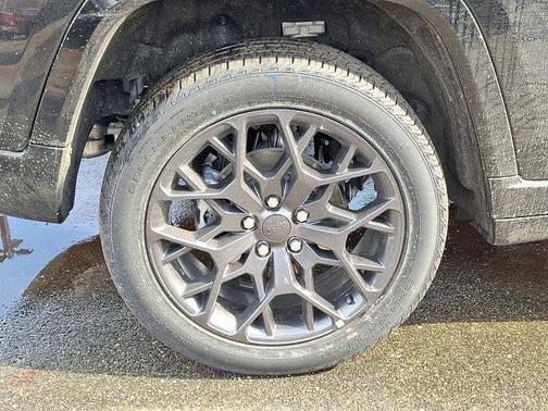 diamond black crystal pearlcoat 2026 Jeep Grand Cherokee Summit