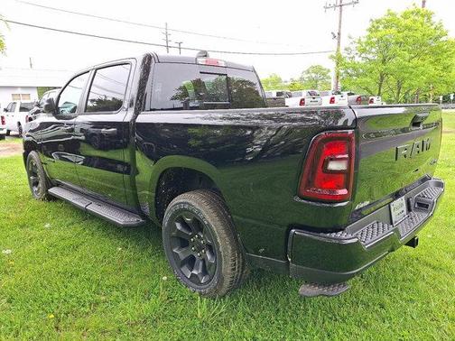 Diamond Black Crystal Pearlcoat 2026 RAM 1500 Express