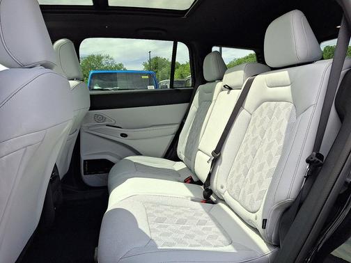 Diamond Black Crystal Pearlcoat 2026 Jeep Cherokee Overland