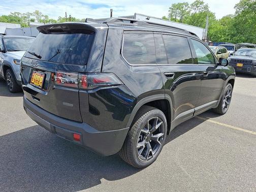 Diamond Black Crystal Pearlcoat 2026 Jeep Cherokee Overland