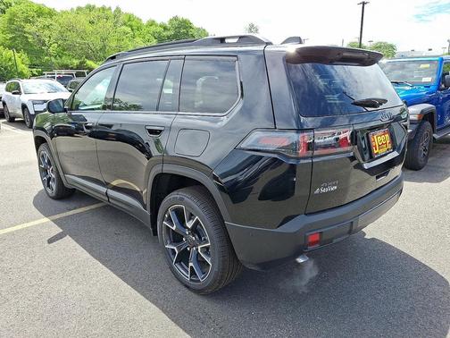 Diamond Black Crystal Pearlcoat 2026 Jeep Cherokee Overland