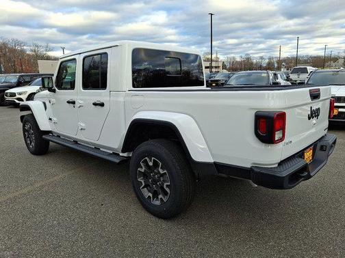 2026 Jeep Gladiator Sahara 4x4