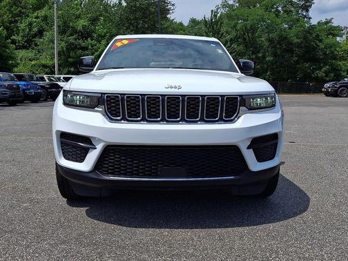 Bright White Clearcoat 2025 Jeep Grand Cherokee Laredo