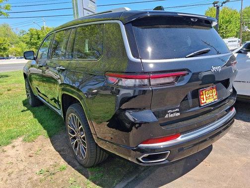 Diamond Black Crystal Pearlcoat 2023 Jeep Grand Cherokee L Summit Reserve
