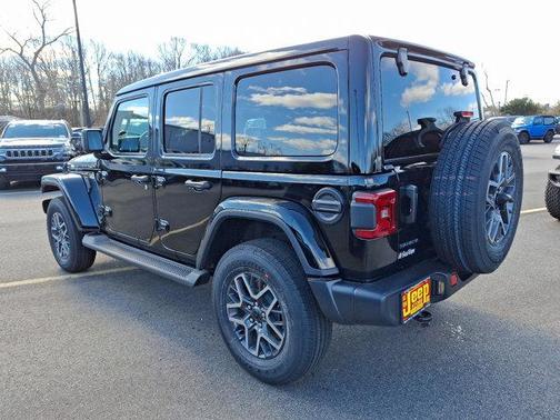 2025 Jeep Wrangler 4-Door Sahara 4x4