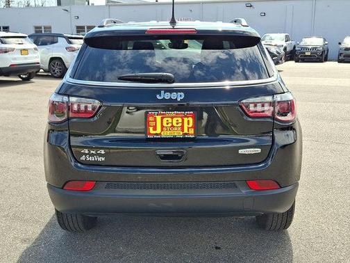 Diamond Black Crystal Pearlcoat 2022 Jeep Compass Latitude