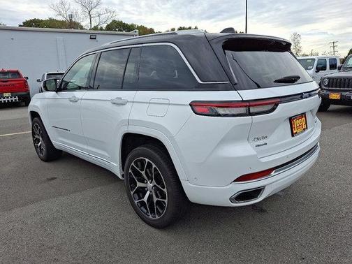 2022 Jeep Grand Cherokee Summit