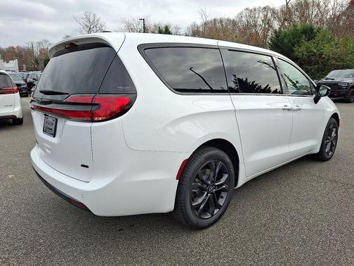 Bright White Clearcoat 2026 Chrysler Pacifica L