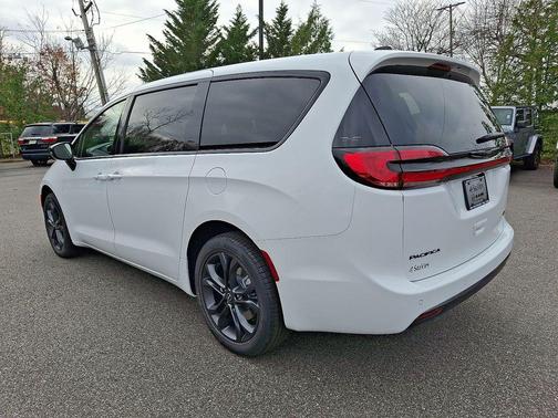 Bright White Clearcoat 2026 Chrysler Pacifica L