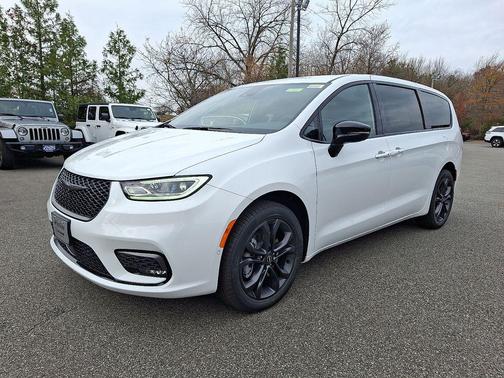 Bright White Clearcoat 2026 Chrysler Pacifica L