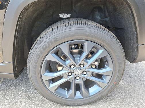 Diamond Black Crystal Pearlcoat 2026 Jeep Grand Cherokee 85th Anniversay Edition 4x4