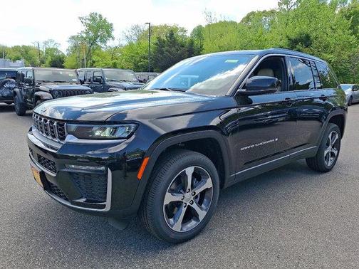 Diamond Black Crystal Pearlcoat 2026 Jeep Grand Cherokee Limited