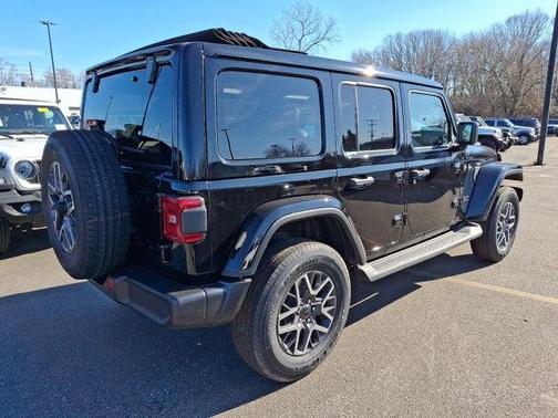 2025 Jeep Wrangler 4-Door Sahara 4x4