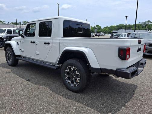 Bright White Clearcoat 2026 Jeep Gladiator Sahara 4x4