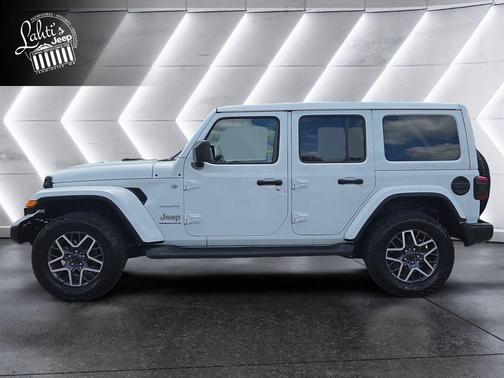 Bright White Clearcoat 2024 Jeep Wrangler 4-Door Sahara 4x4