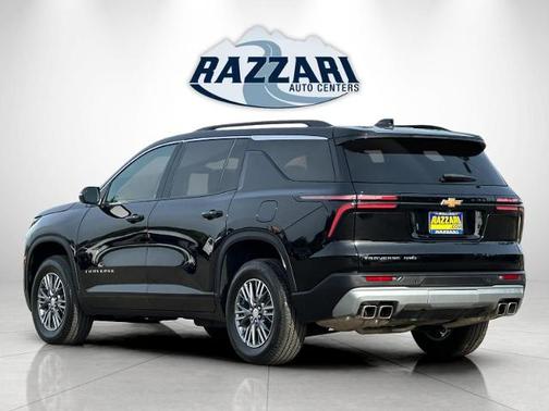 Mosaic Black Metallic 2025 Chevrolet Traverse LT