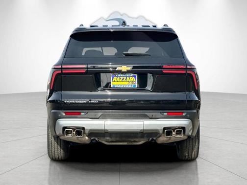 Mosaic Black Metallic 2025 Chevrolet Traverse LT