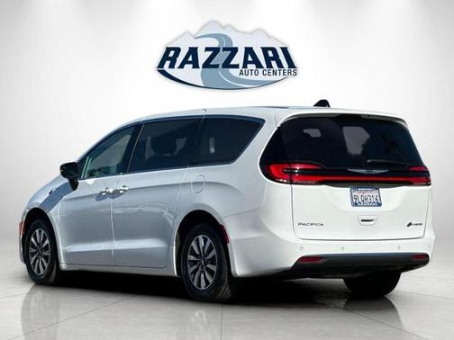 Bright White Clearcoat 2024 Chrysler Pacifica SELECT