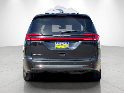 Brilliant Black Crystal Pearlcoat 2023 Chrysler Pacifica TOURING L