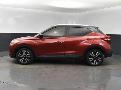 Cayenne Red/Super Black 2019 Nissan Kicks SV