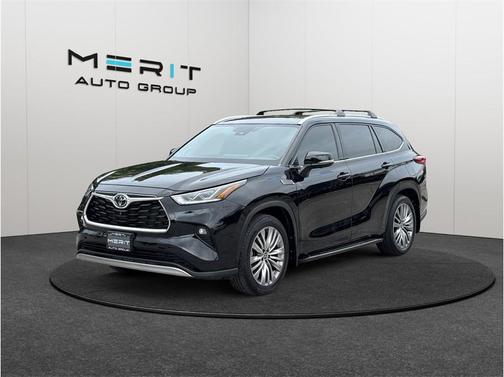 Black 2023 Toyota Highlander Platinum