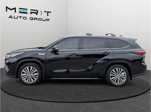 Black 2023 Toyota Highlander Platinum