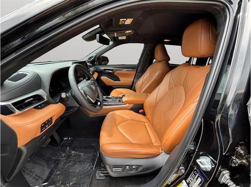 Black 2023 Toyota Highlander Platinum