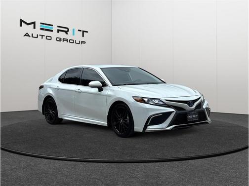 White 2022 Toyota Camry Hybrid XSE