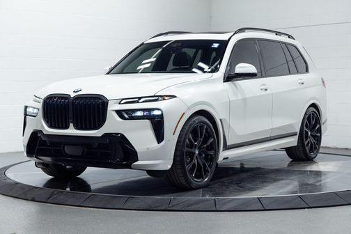 Mineral White Metallic 2024 BMW X7 xDrive40i
