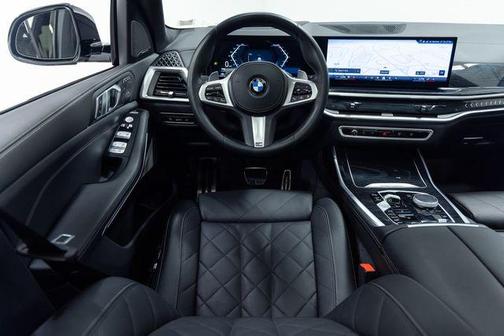 Mineral White Metallic 2024 BMW X7 xDrive40i