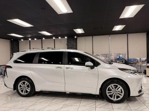 2023 Toyota Sienna Limited