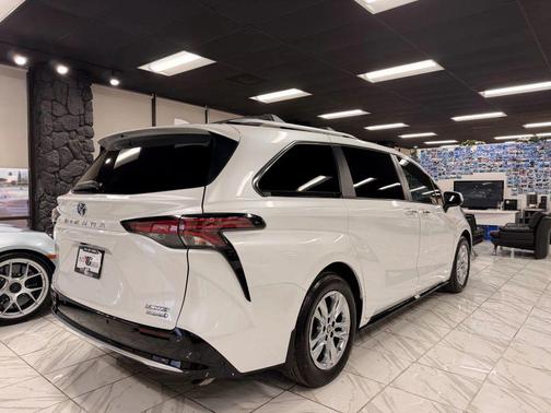 2023 Toyota Sienna Limited