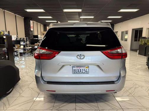 2020 Toyota Sienna XLE