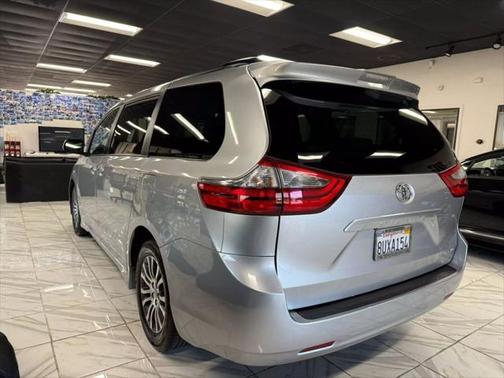 2020 Toyota Sienna XLE