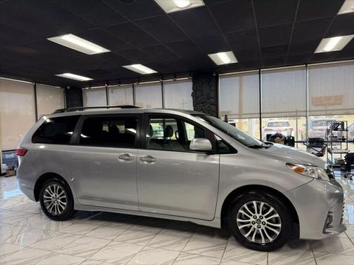 2020 Toyota Sienna XLE