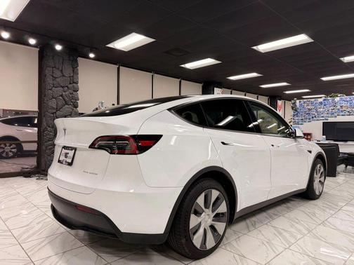 2022 Tesla Model Y Long Range Dual Motor All-Wheel Drive