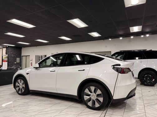 2022 Tesla Model Y Long Range Dual Motor All-Wheel Drive