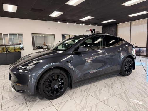 2022 Tesla Model Y Long Range Dual Motor All-Wheel Drive