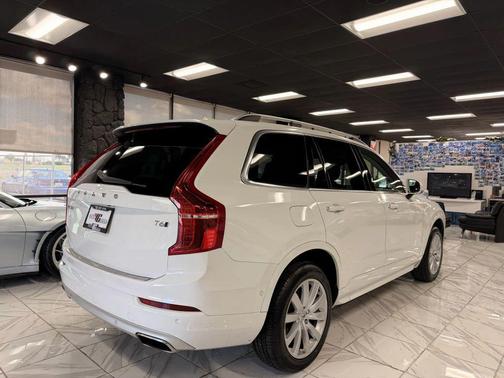 2017 Volvo XC90 T6 Momentum